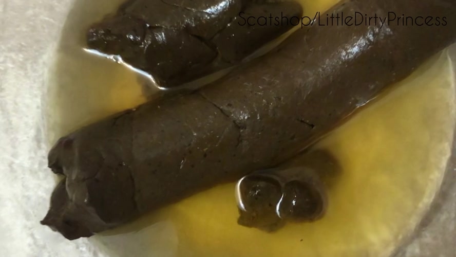 Long thick poop served in a bowl of pee for you - FullHD 1920x1080 - With Actress: DirtyPrincess  [609 MB] (2020)