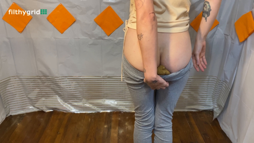 Kazer Shits in Her Grey Leggings - UltraHD/4K  [709 MB] (2025)