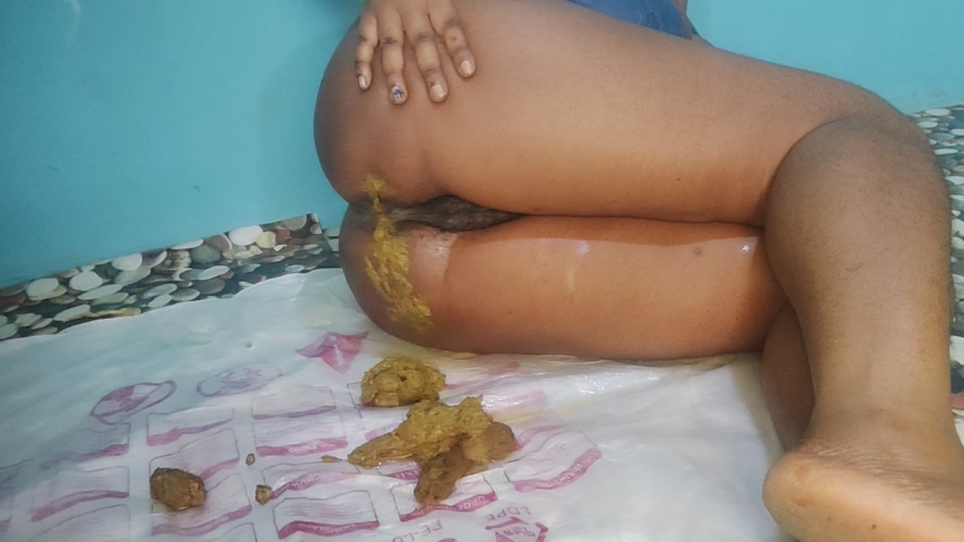 Training pretty eating and smearing - HD  - With Actress: PrettyEbonies [512 MB] (2025)